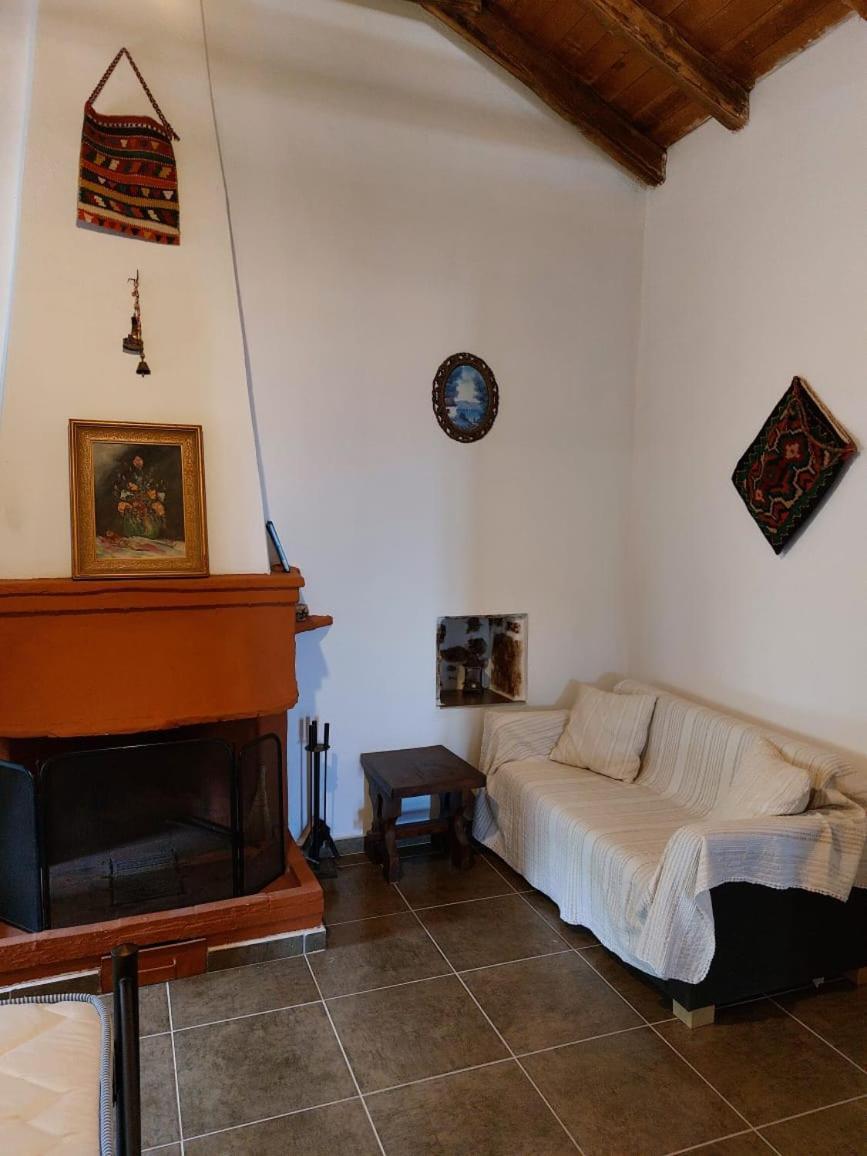 Politeika Traditional House Tiros Bagian luar foto